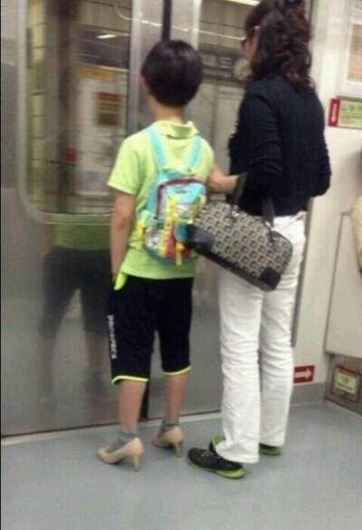 이 엄마와 아들에게 무슨 일이 있었을까?.jpg