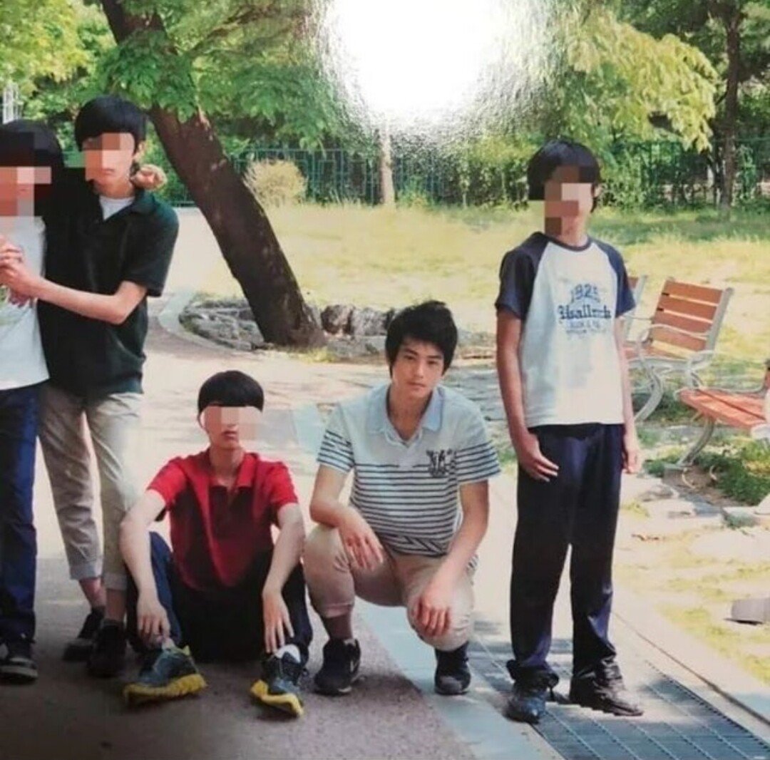논란 중인 차은우 중학교 졸업사진