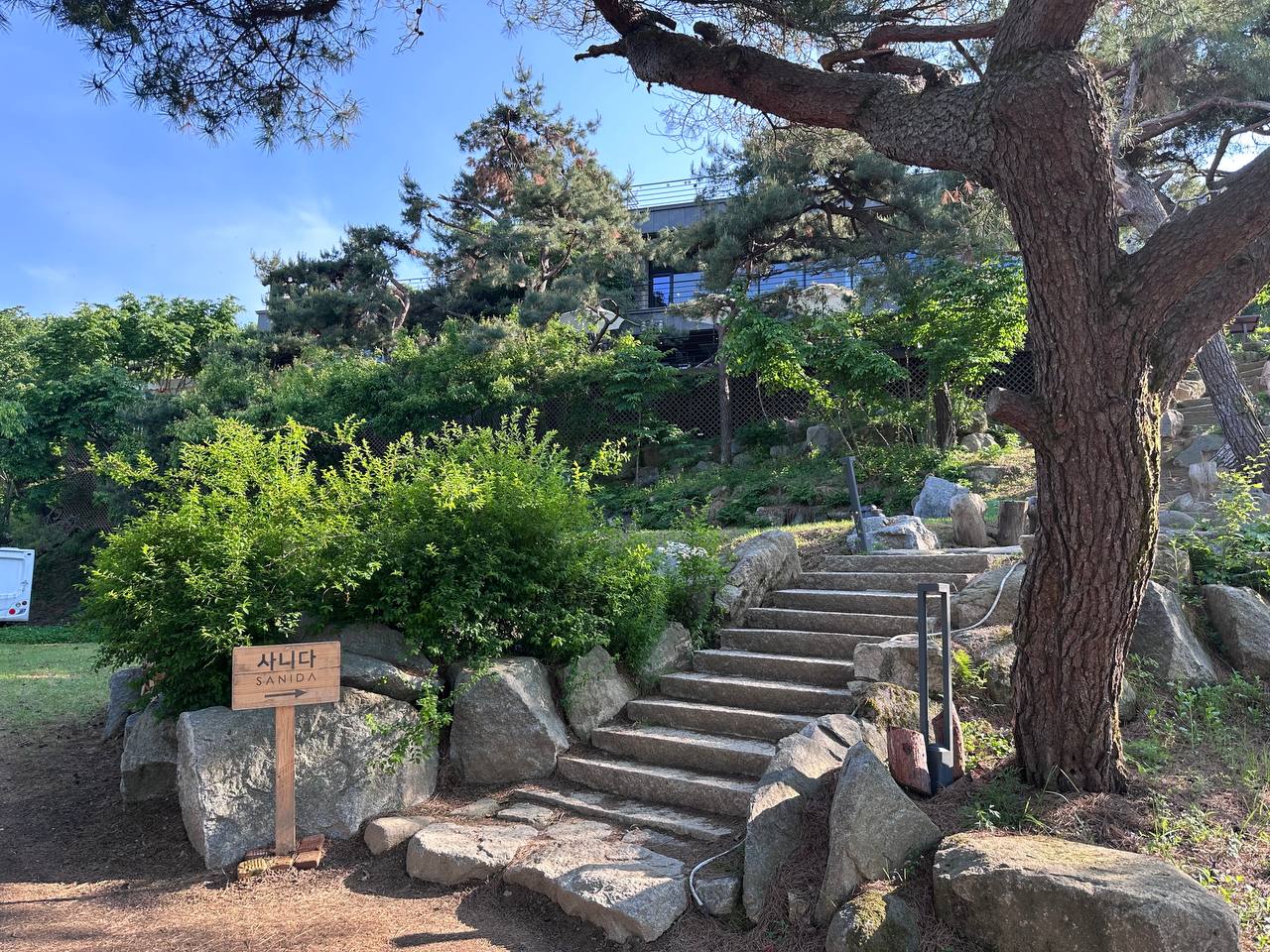 멋진 풍경과 향기로운 커피 산속의 평온과 조화