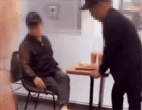 안아보자 카페 온 할아버지, 거절하자 여성에 음료수 던져