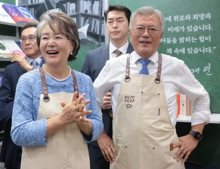 김정숙 여사 소리치고 싶어요 두 손 불끈