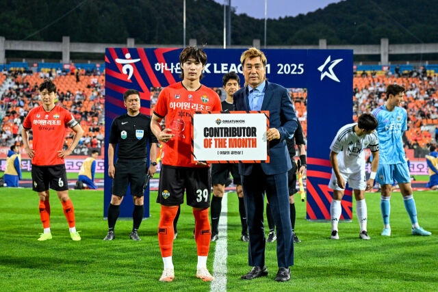 강원FC, 5월의 공헌상 선수단 이지호/프런트 이현용 팀장 선정