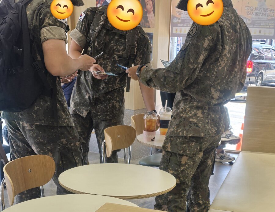 정국 전역 기념 BTS 팬들이 군인 대상으로 한 이벤트 ㄷㄷ