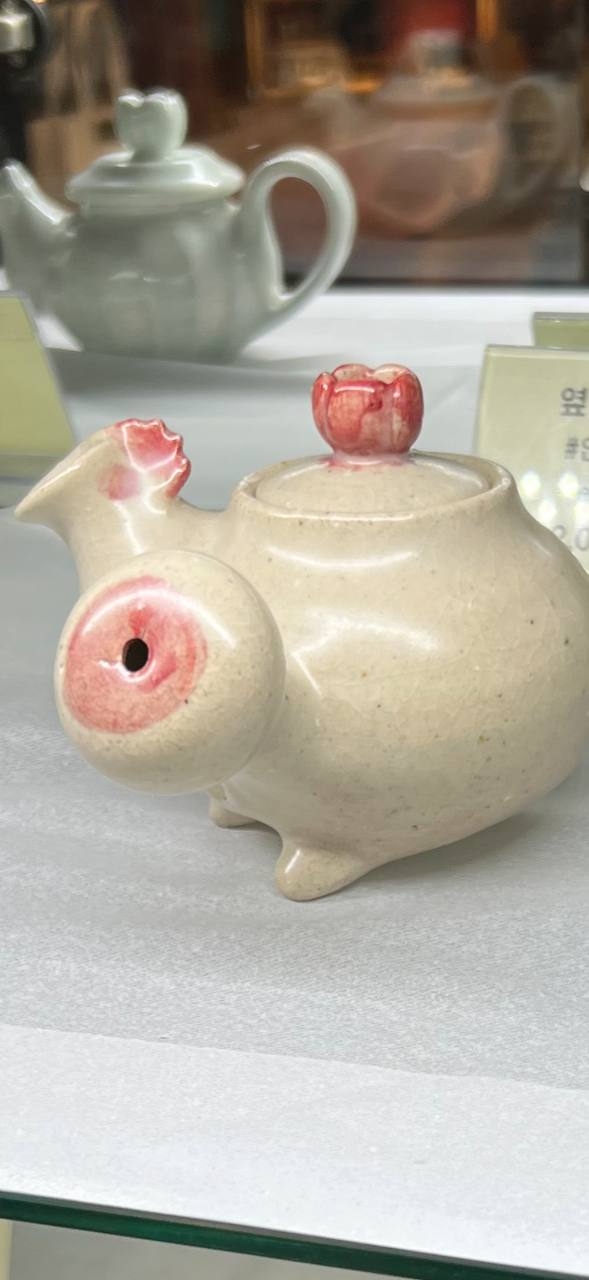 여러분, 이 주전자    얼마일 것 같나요