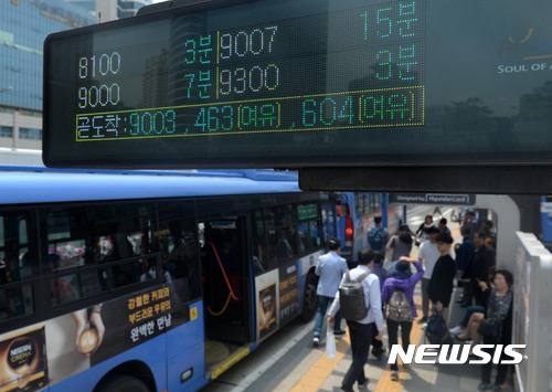 버스 정류장 전광판은 도착 시간만 알려주는 게 아니에요