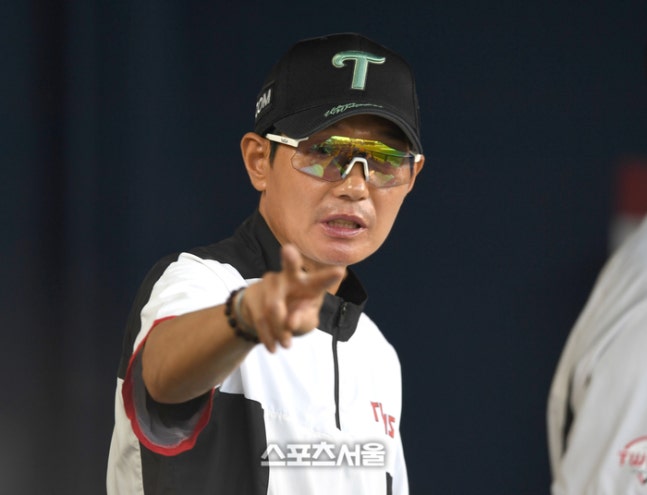 1년에 한 번도 안 나올 실수 염경엽 감독이 돌아본 송찬의의 견제사
