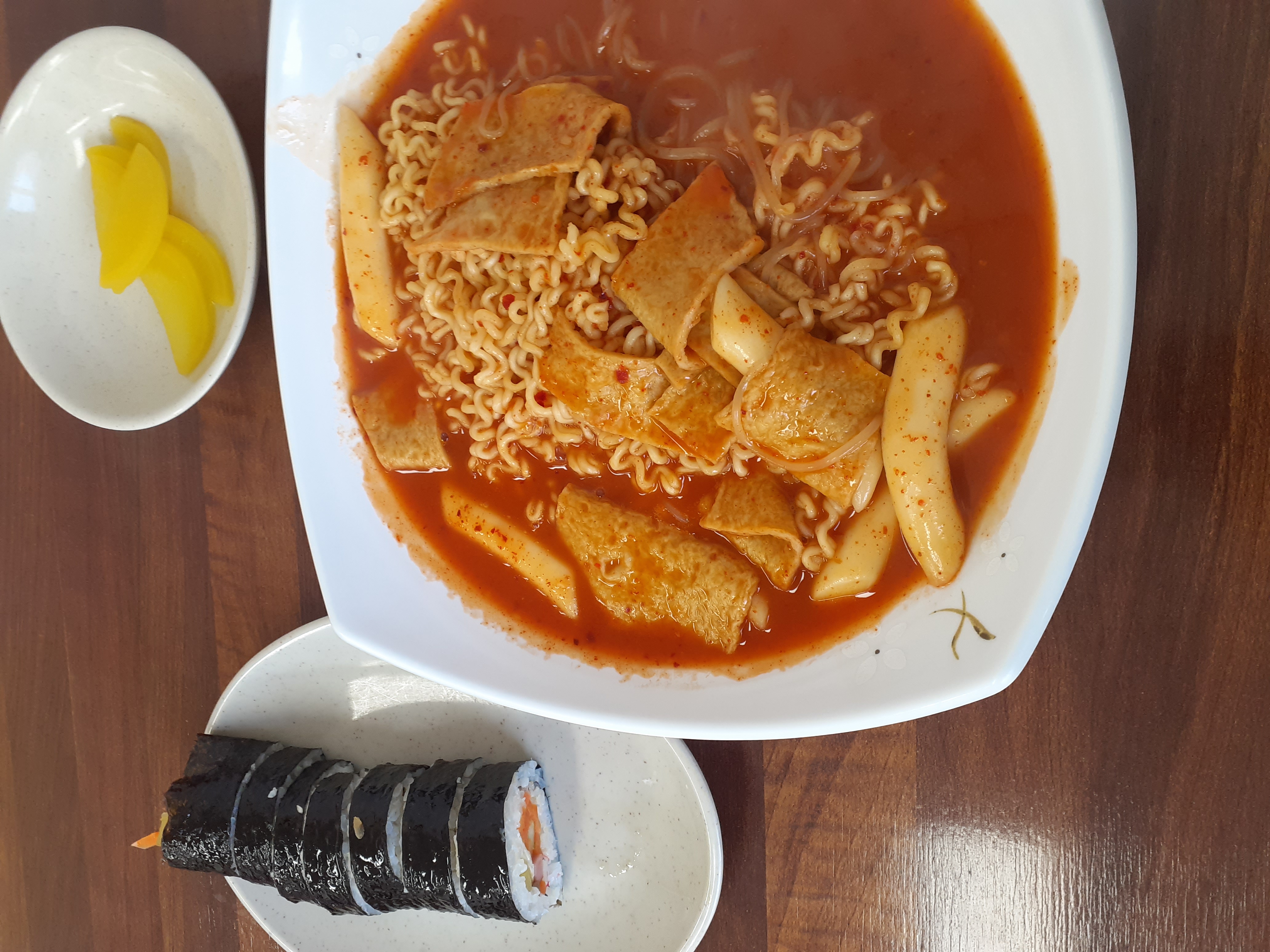 오늘 점심은 억지로 라볶이랑 김밥