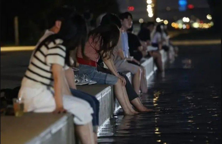열대야에 잠 못 이루는 한국 전국이 밤에도 더위에 시달린다