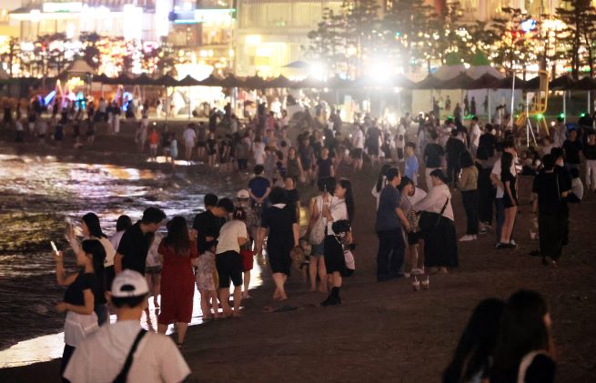 열대야에 잠 못 이루는 한국 전국이 밤에도 더위에 시달린다