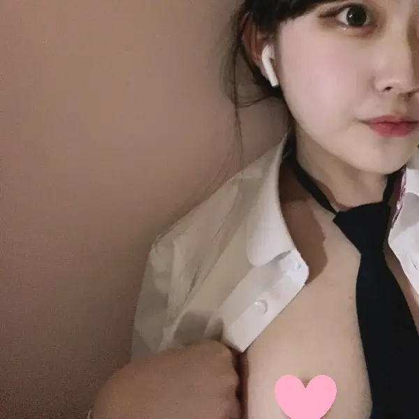 몸매개쩔면 옷입은게 더 꼴릴때가 있음
