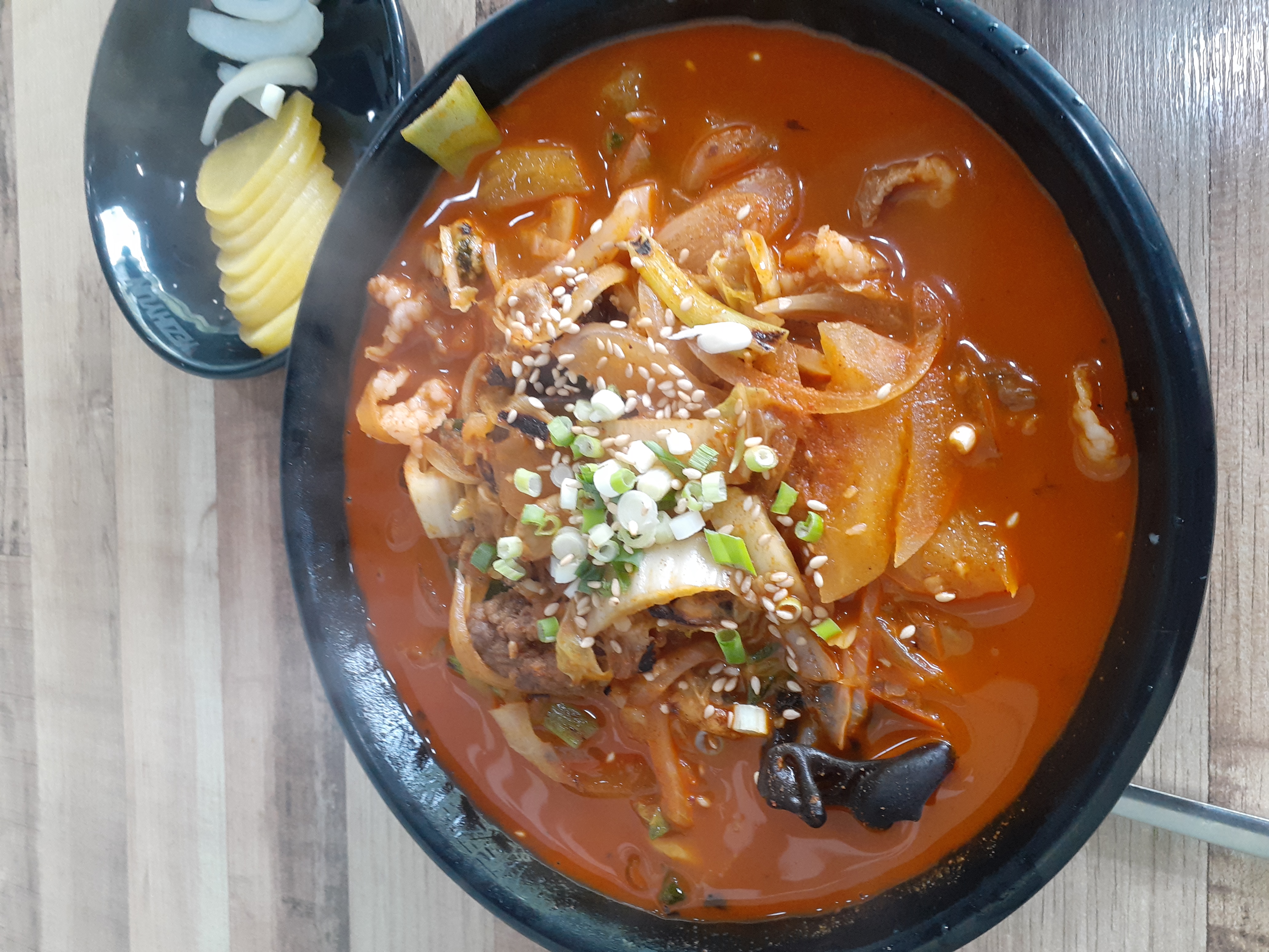 밥은 먹으면서 불법도박들해라