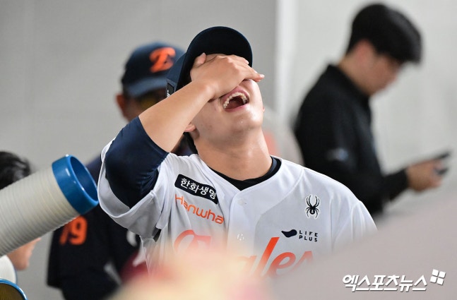 '오른팔 타구 직격' 문동주 등판 괜찮을까 김경문 감독  ''안 되는데 던지게 할 수는 없고''
