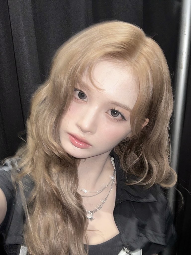 첫 탈색해봤다는 설윤