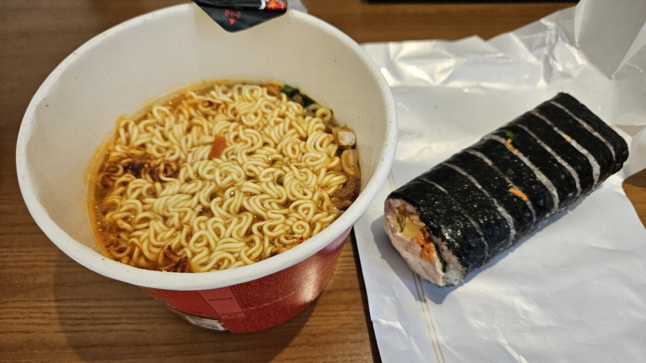 부산 출장 아침은 김밥에 컵라면
