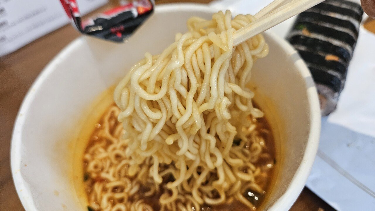 부산 출장 아침은 김밥에 컵라면