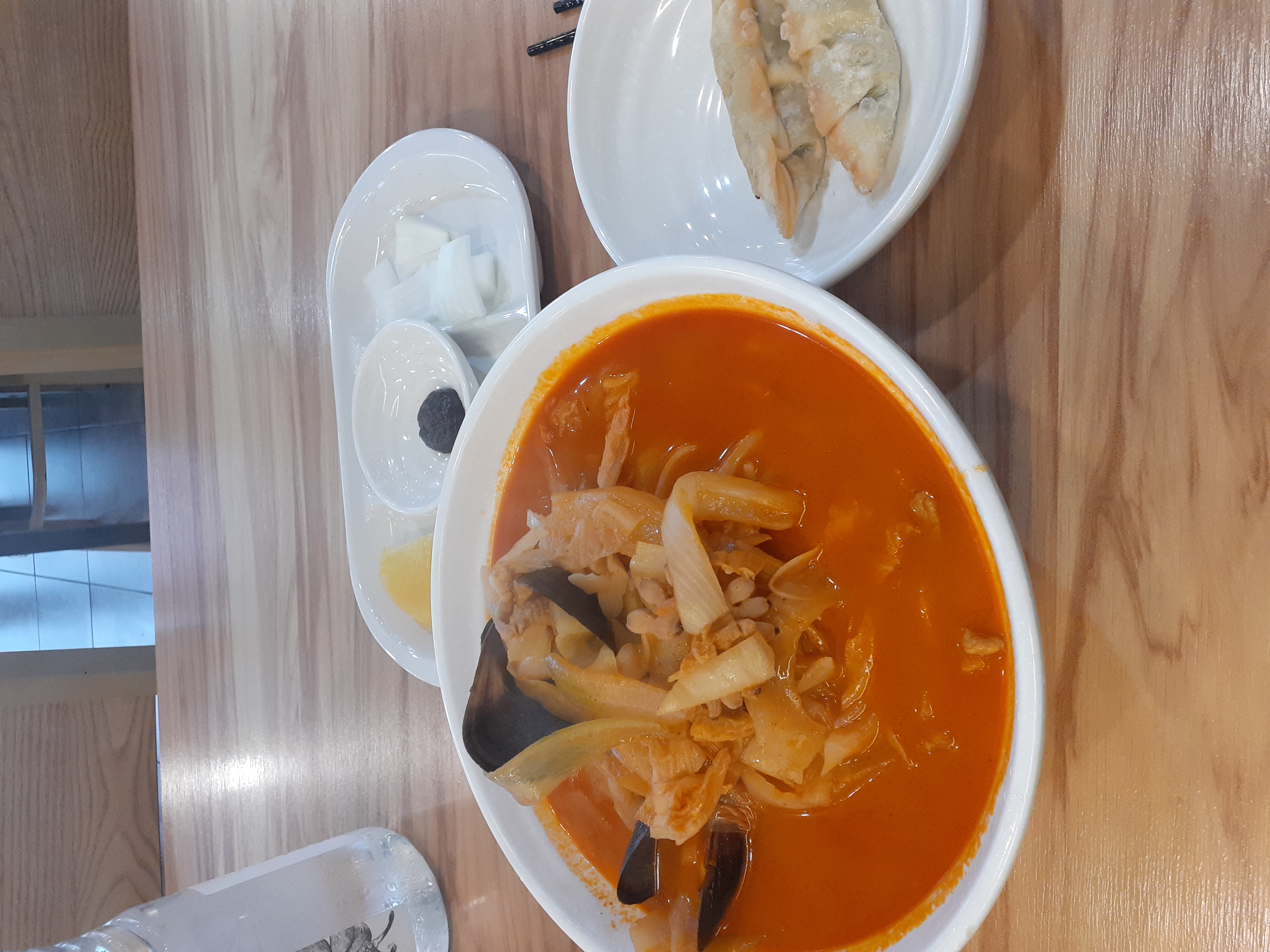 잠봉 한 그릇 억지로 먹었다