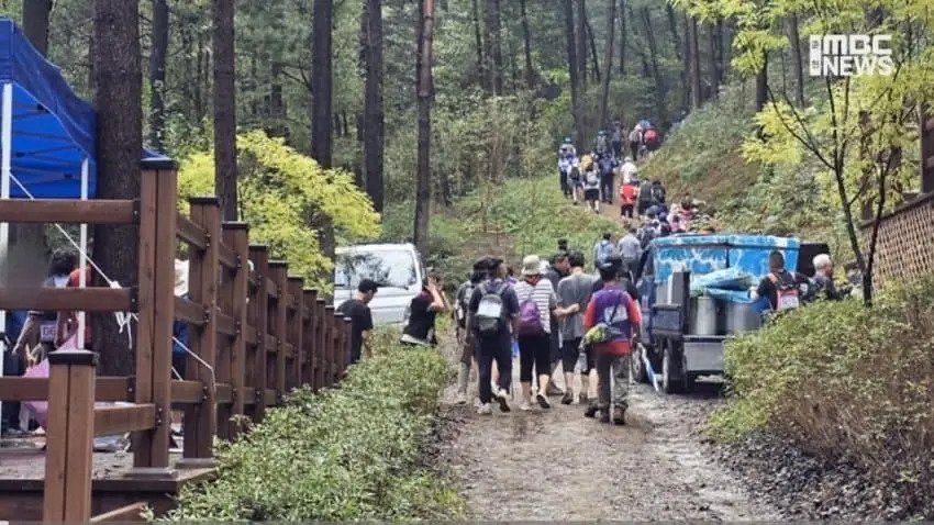 산에 가스통을 들고 야외취사한 산악회