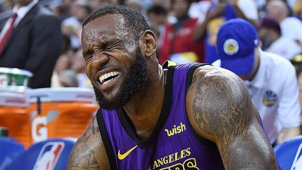 아뿔싸 '이제 몸이 예전 같지 않네' GOAT 르브론, 눈앞서 NBA 역대 최초 대기록 놓쳤다 ''좌골신경통으로 개막전 결장''