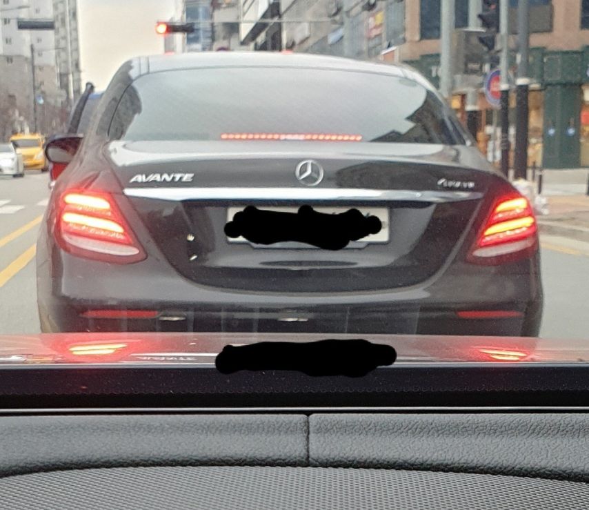 오빠 쟤 아반떼에다 벤츠마크 붙였어