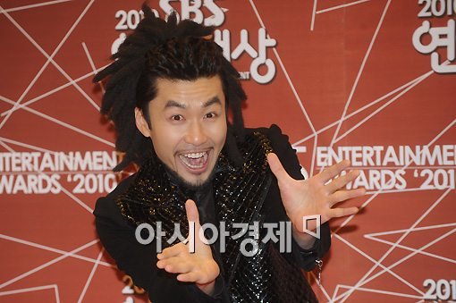 최근 행사장에서 사진 찍힌 이진욱