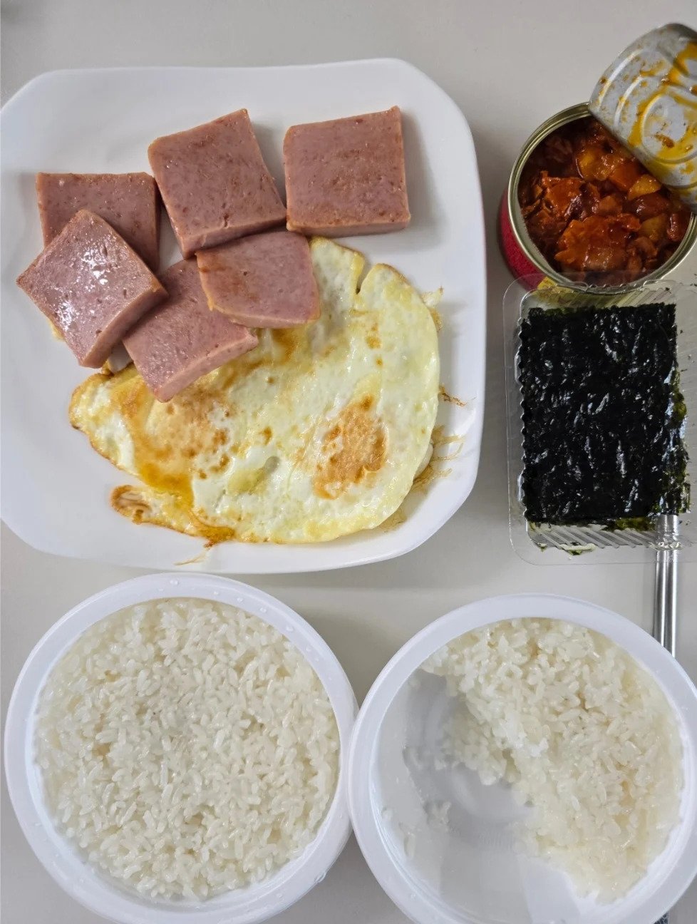 햇반으로 차린 소박한 서민 밥상