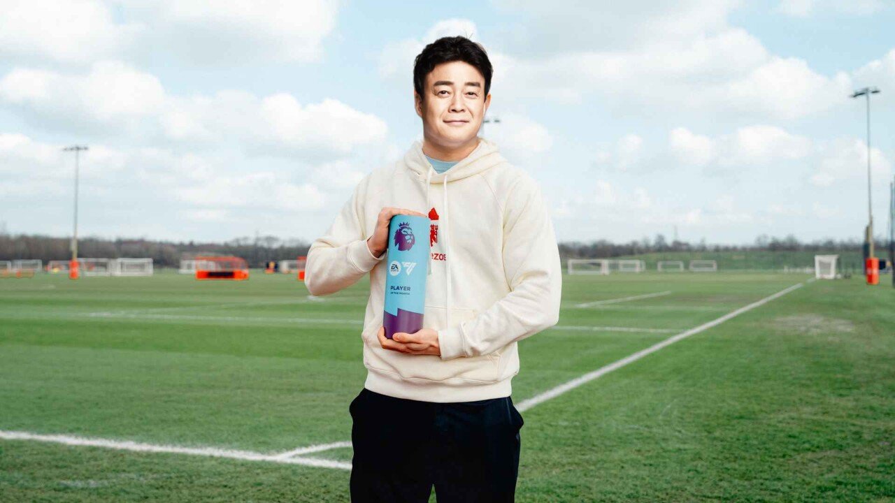 이달의 선수상 트로피를 받은 백종원