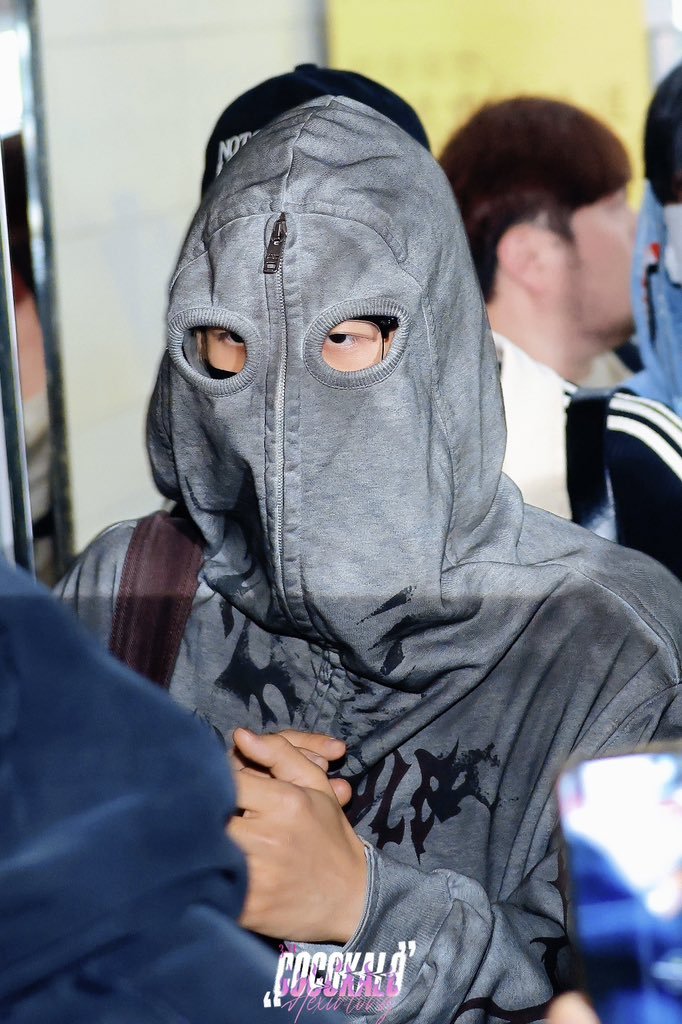 연예인 중 최초일 것 같은 아이돌 공항패션