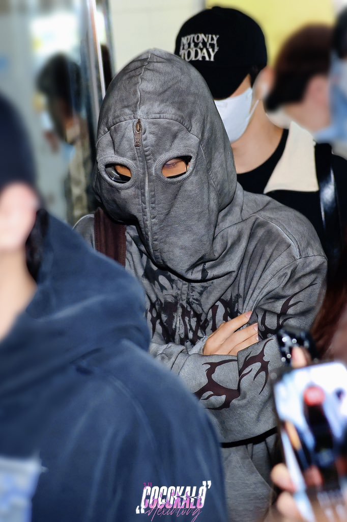 연예인 중 최초일 것 같은 아이돌 공항패션