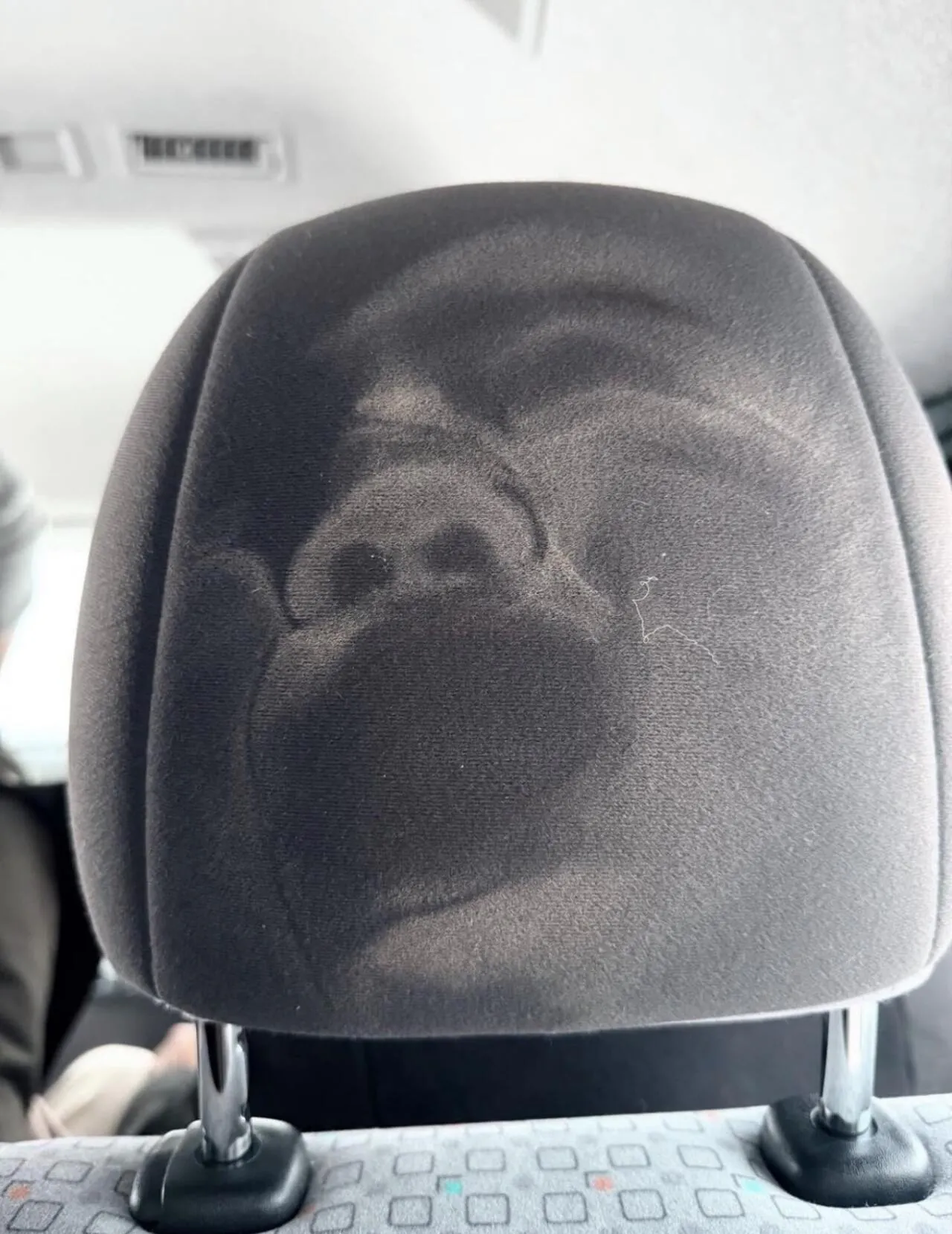 자동차 사고 난 뒤, 뒷좌석 상황 ㅋㅋ