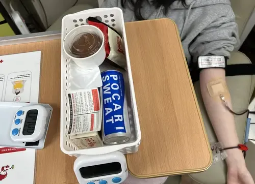 뭐 피를뽑으면 두쫀쿠를 준다고? 2030 오픈런 근황