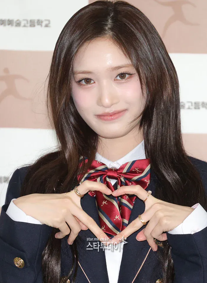 이서 오늘자 고등학교 졸업식 사진