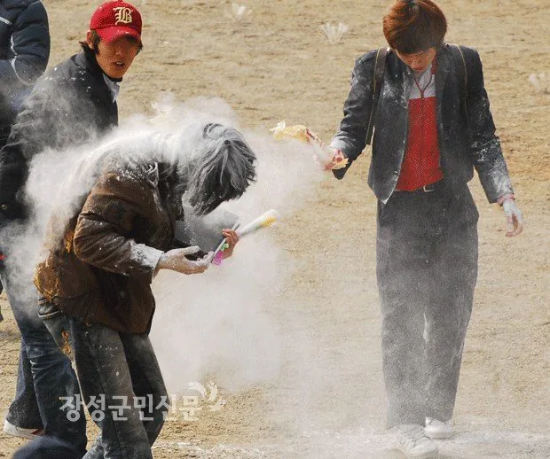 한 순간에 사라진 밀가루 졸업식