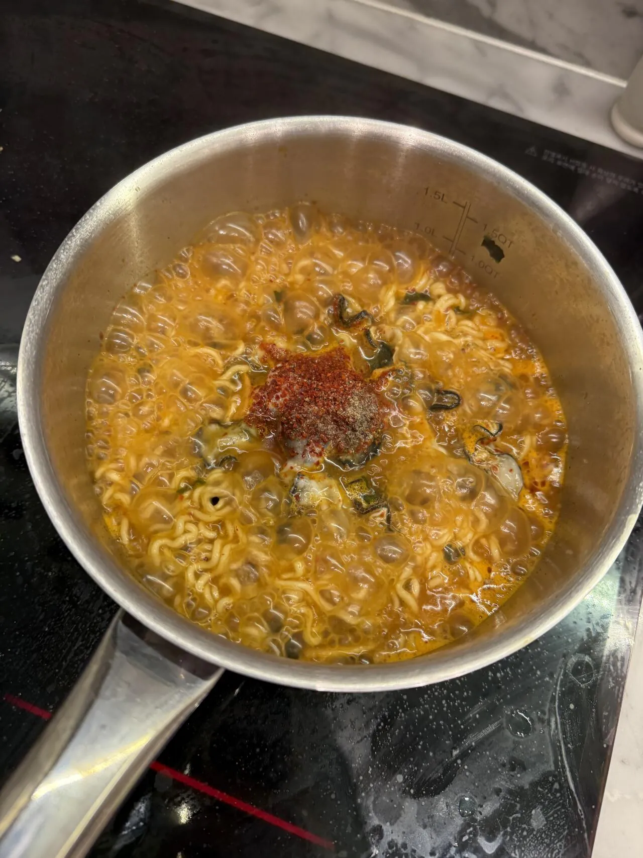 요즘 핫하다는 굴 새우탕면으로 하루 한 끼
