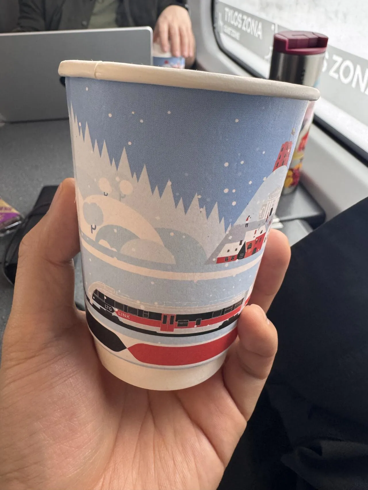 오.. 돌아가는 기차 소비에트 느낌 물씬 나네