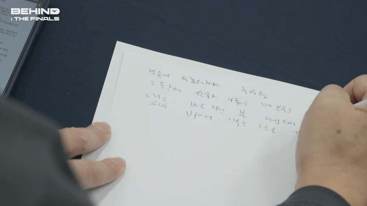 전용준 캐스터가 대본을 수기로 작성하는 이유
