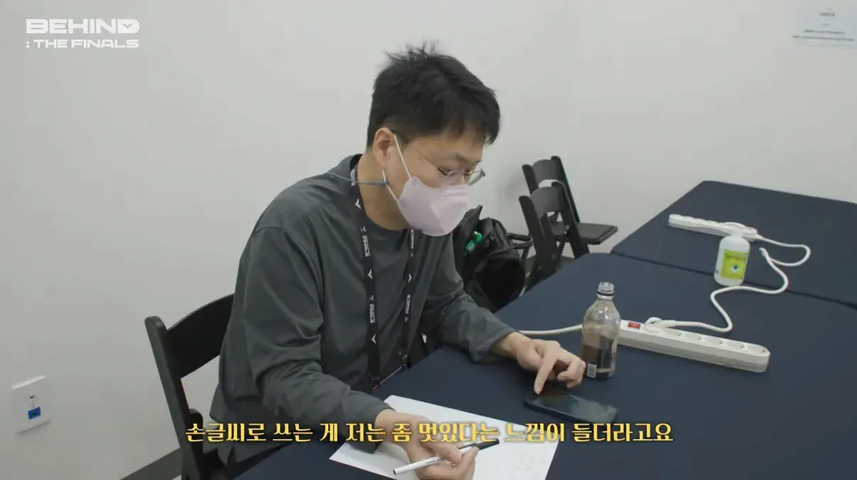 전용준 캐스터가 대본을 수기로 작성하는 이유