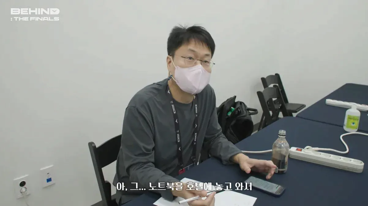 전용준 캐스터가 대본을 수기로 작성하는 이유