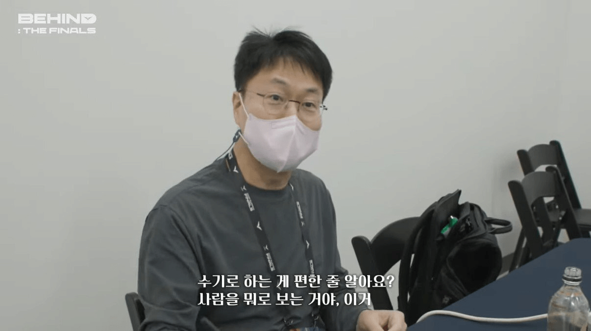 전용준 캐스터가 대본을 수기로 작성하는 이유