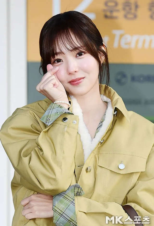 오늘 화보 촬영차 출국한 채수빈