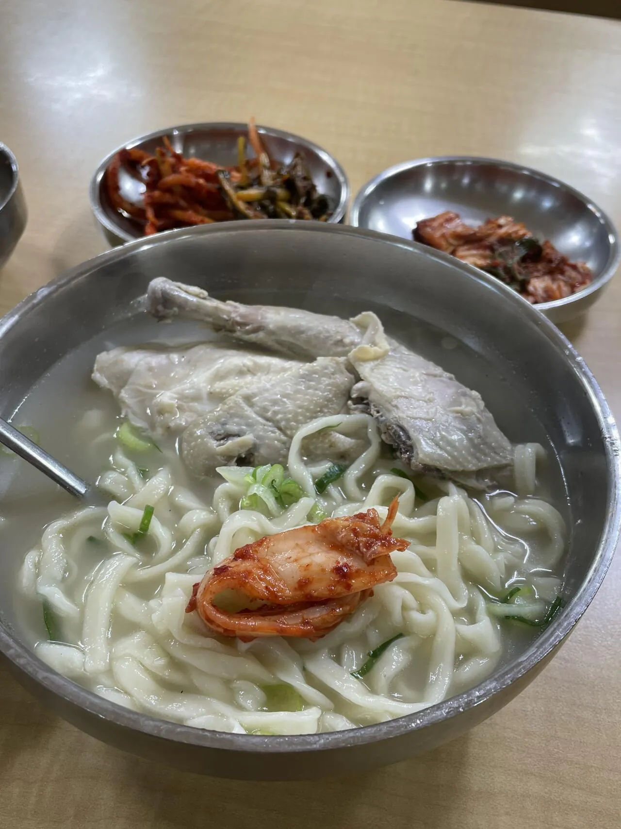 만원 닭반마리칼국수로 첫끼