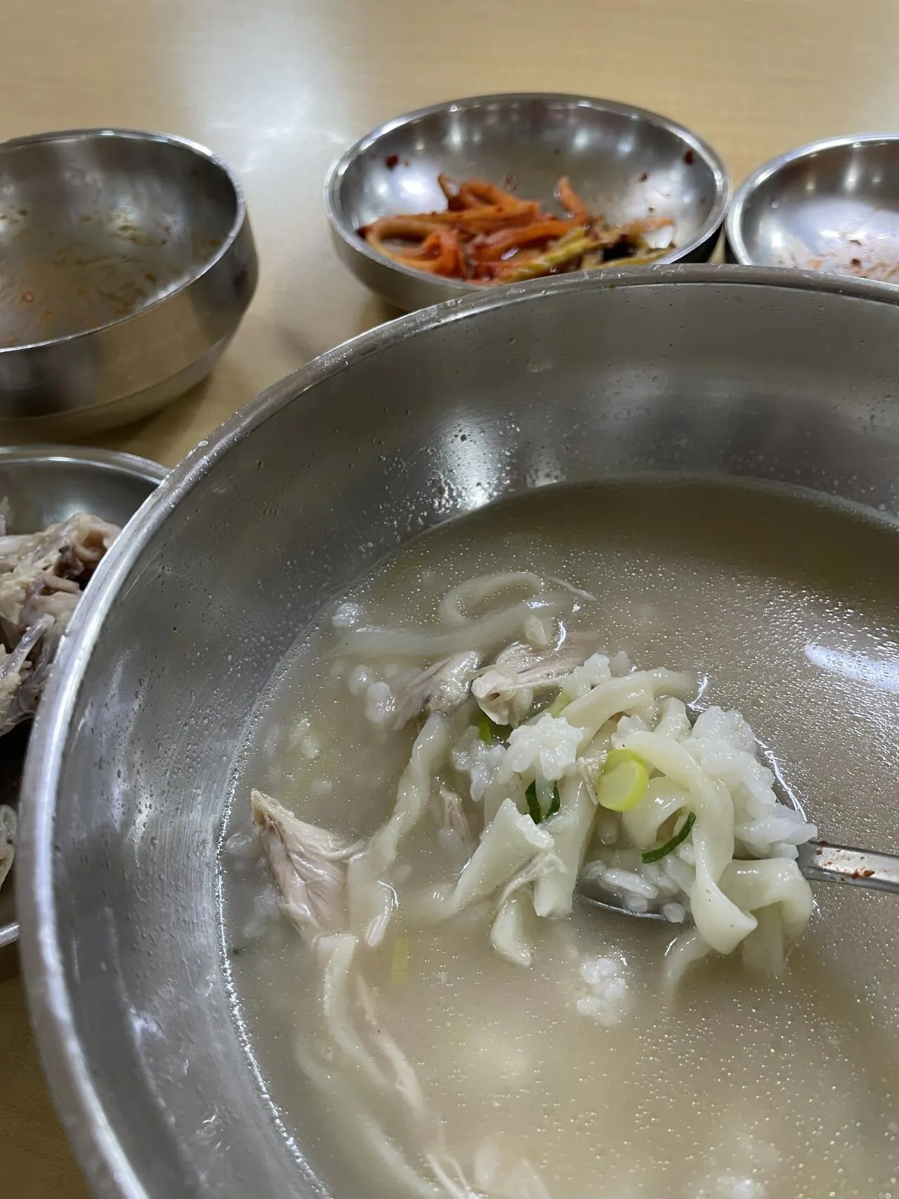 만원 닭반마리칼국수로 첫끼