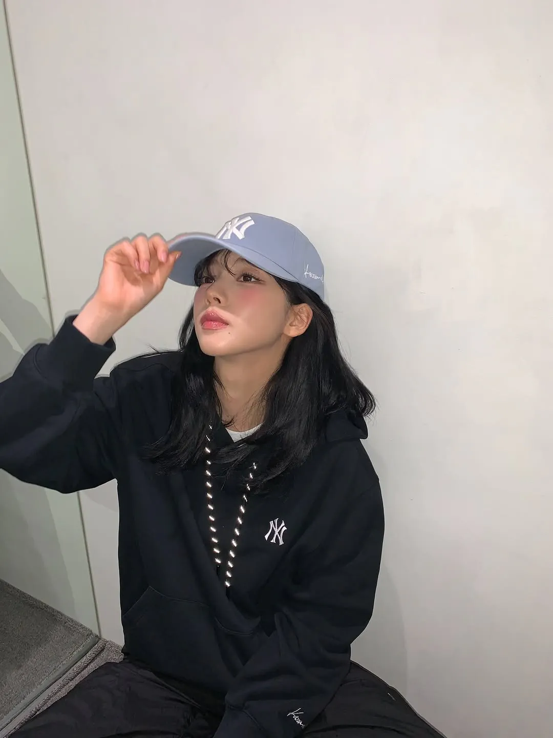 모자 광고 중인 카리나