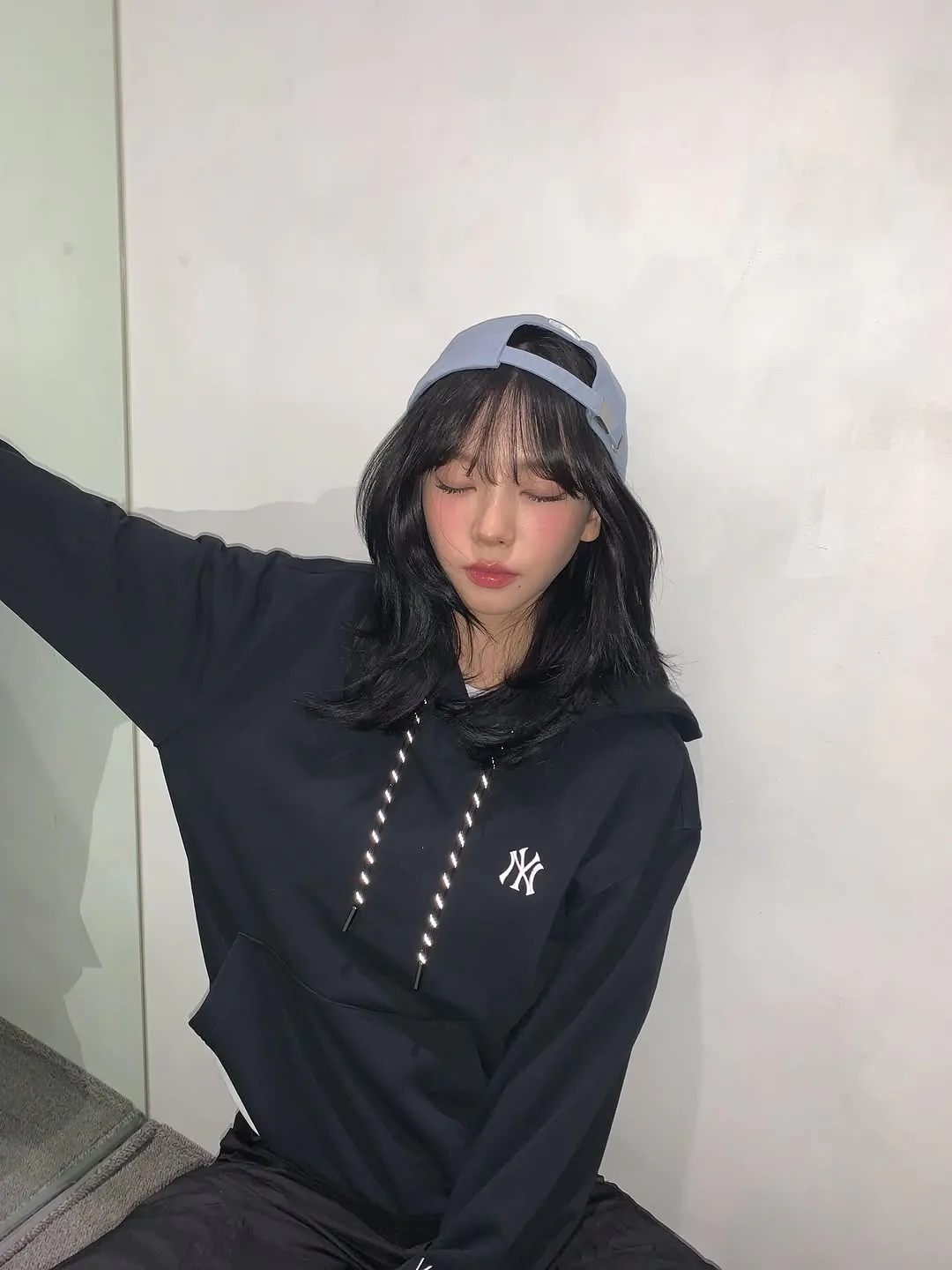 모자 광고 중인 카리나