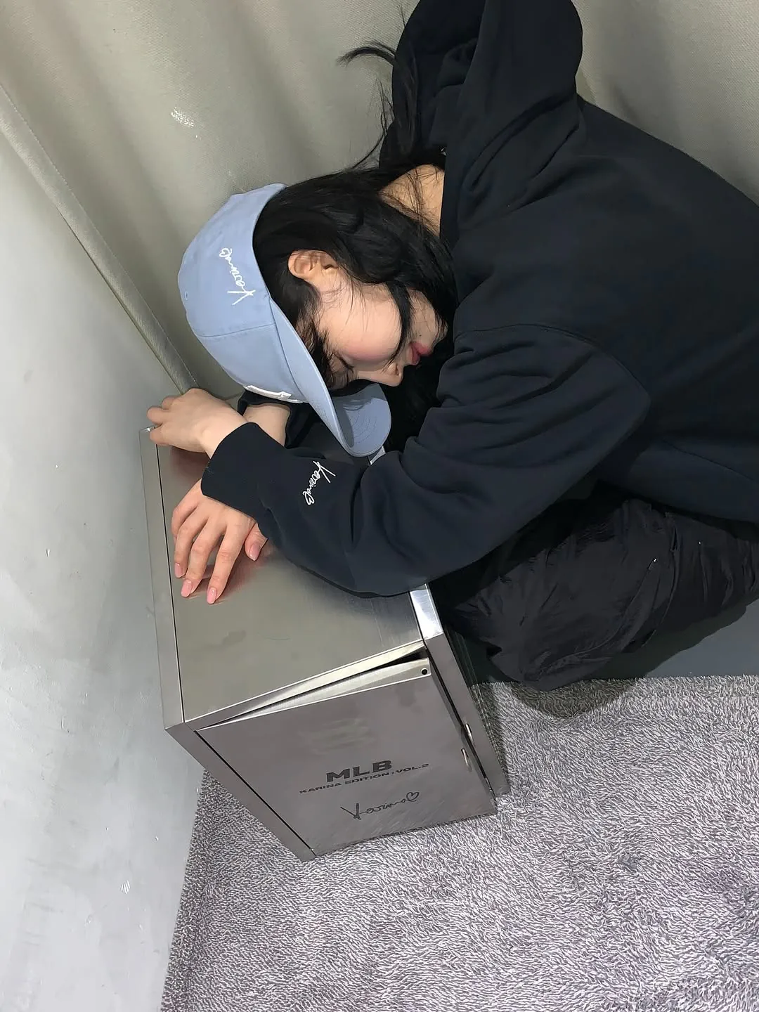모자 광고 중인 카리나