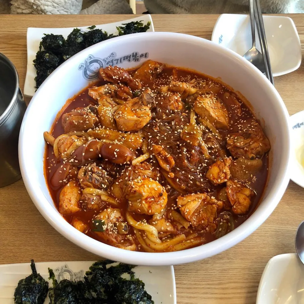 엽떡에서 대박나니 따라서 출시한거같은 신전떡볶이 신메뉴