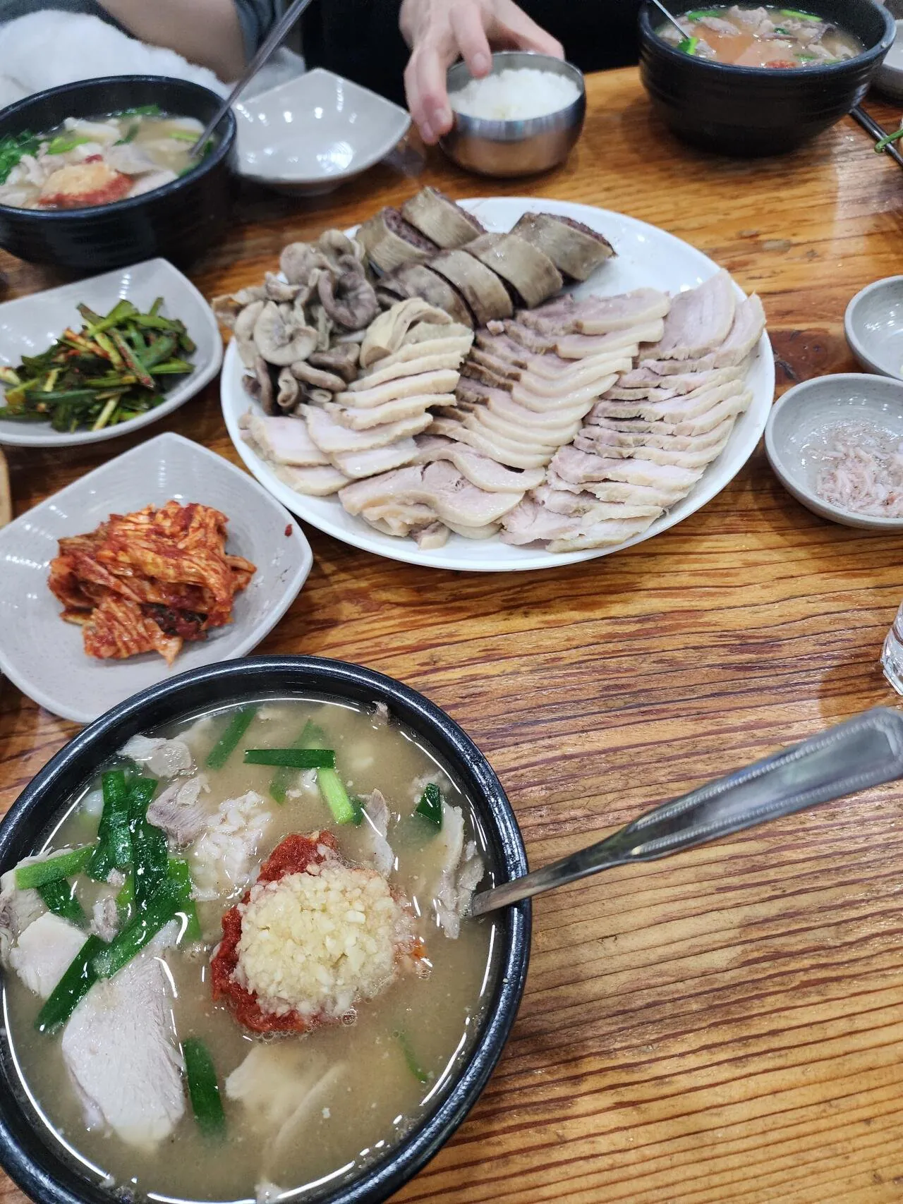 부산 돼지국밥과 수육