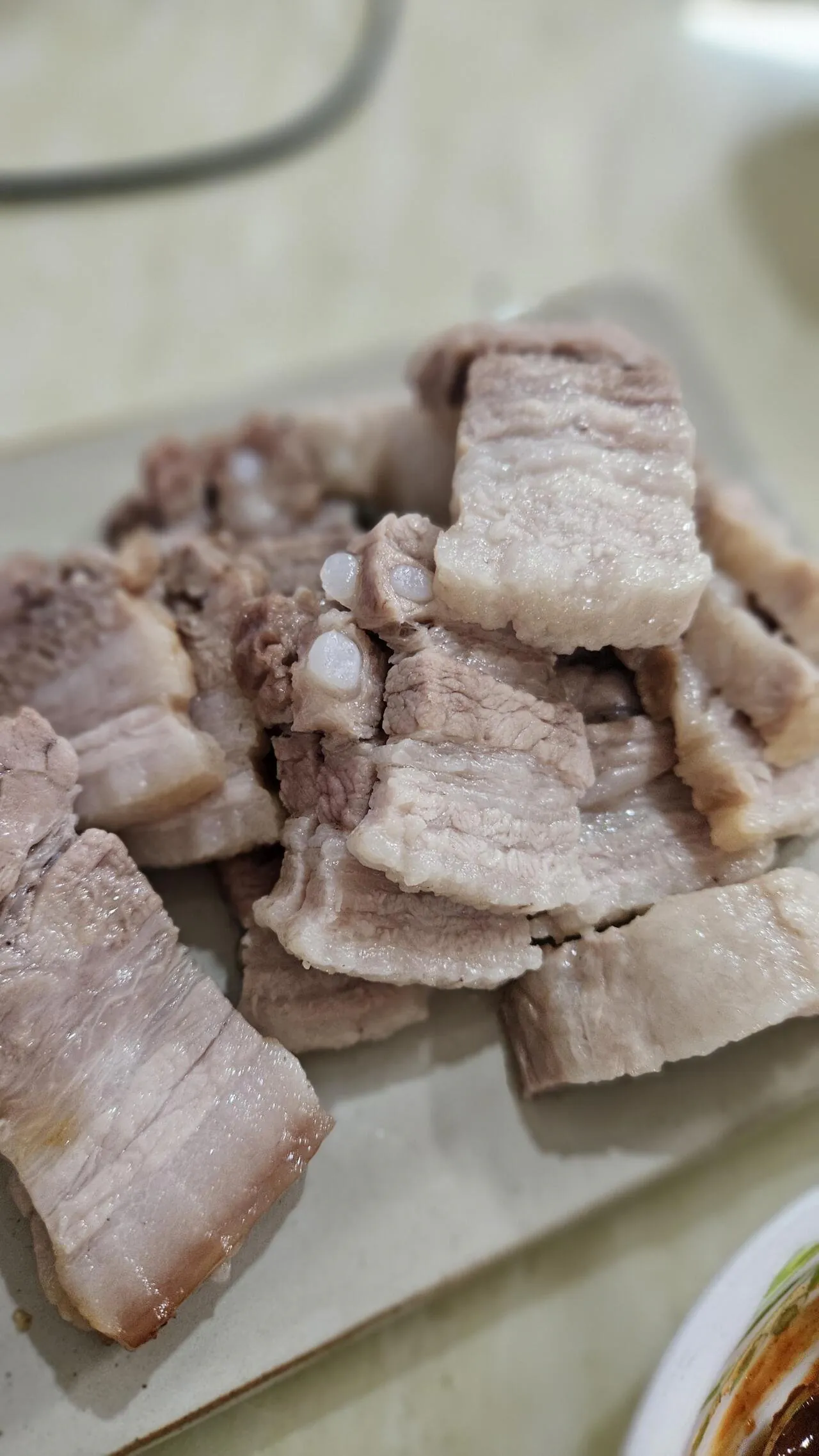 수육 조금 삶아봤습니다