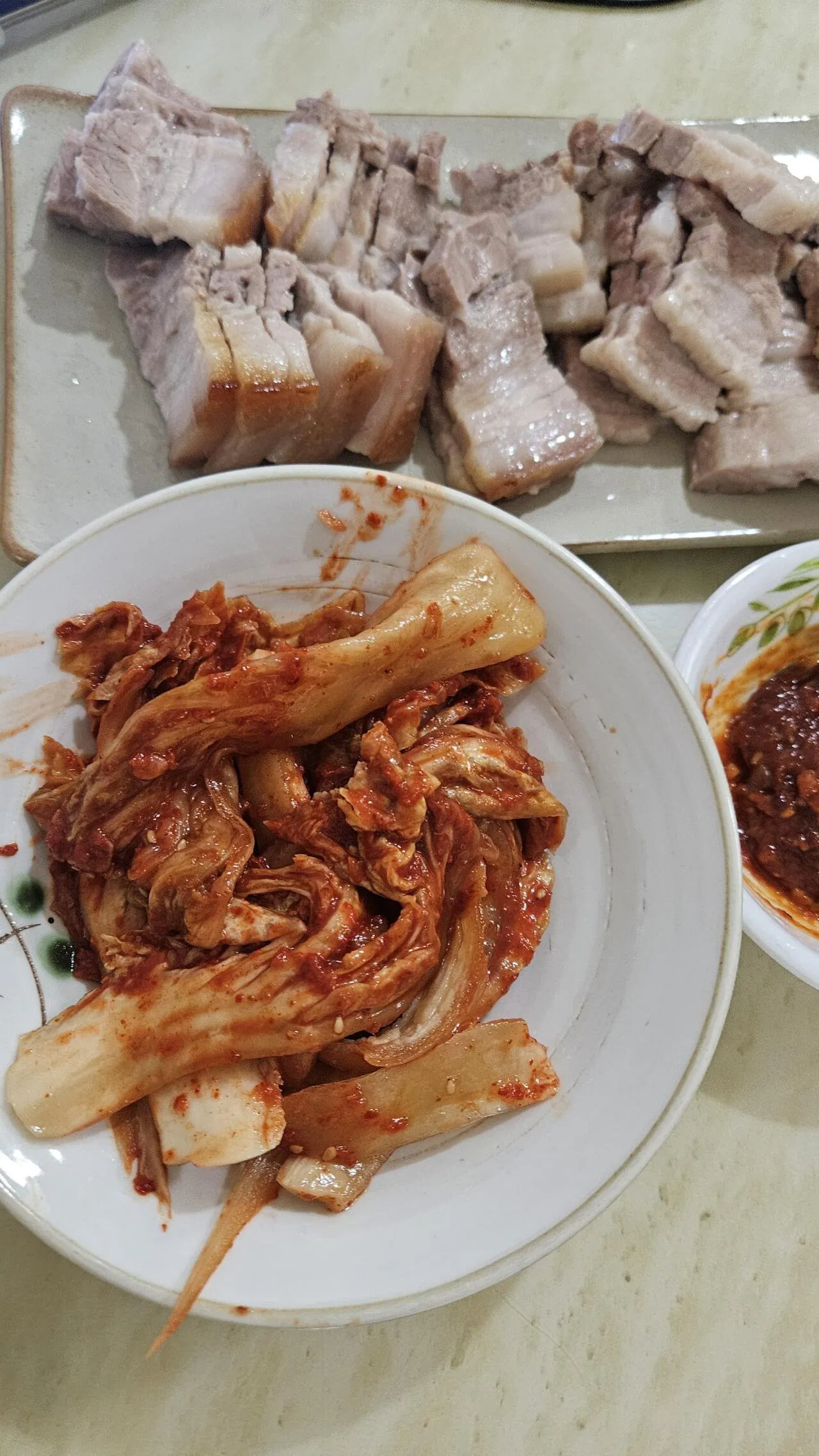 수육 조금 삶아봤습니다